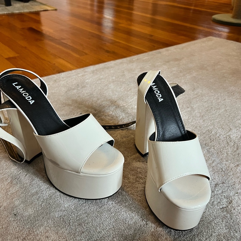 Moda Women's White Platform Heels